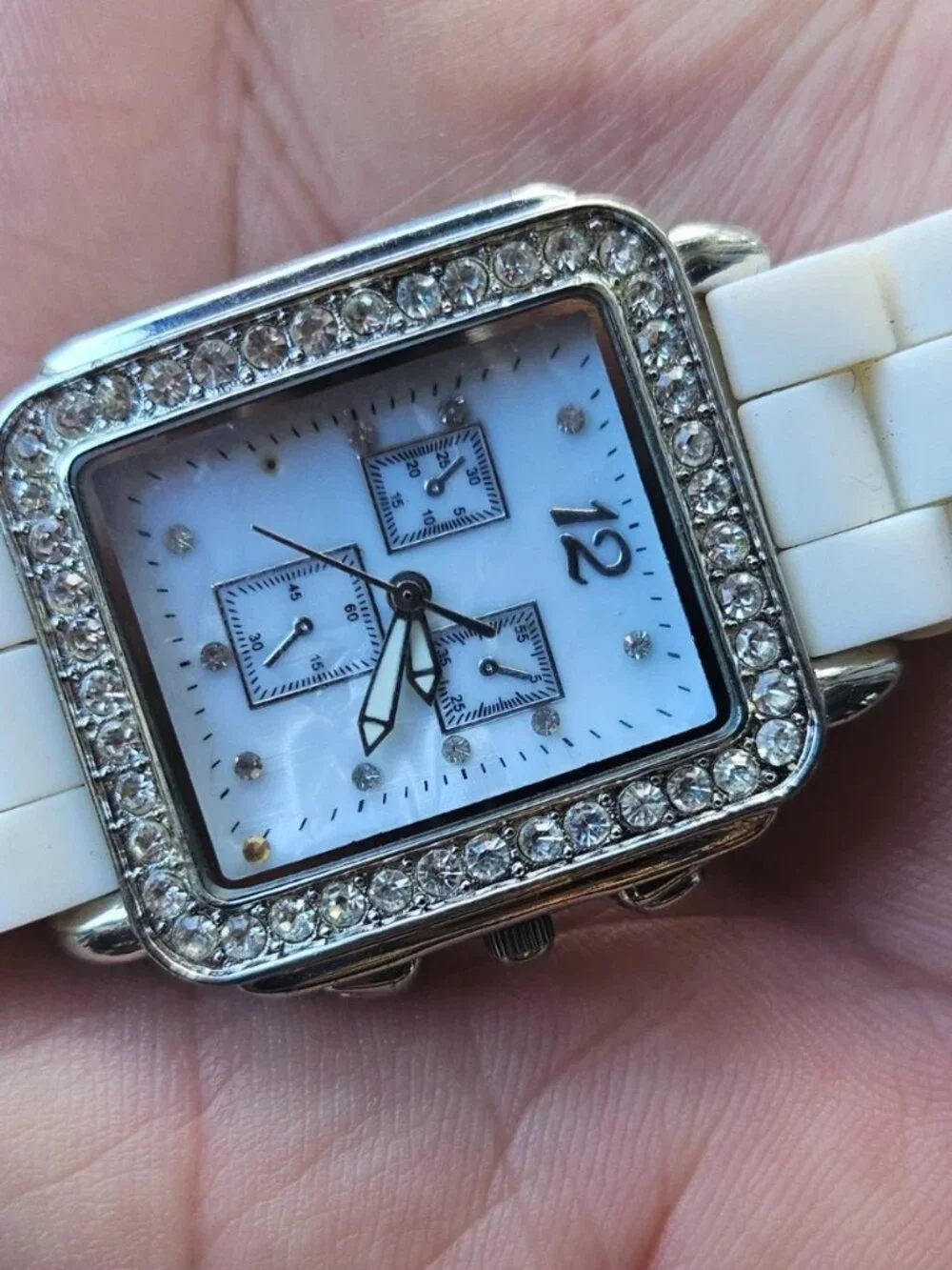 Share Fashion Wristwatch Crystals Accent Bezel Silver Tone Case Analog Quartz Wa